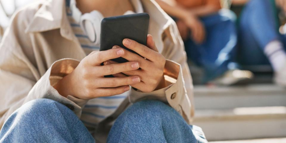 Uma garota usando um smartphone